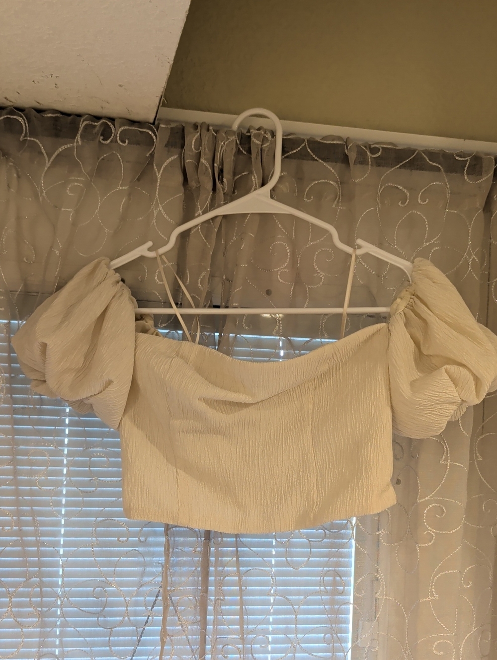 Abercrombie & Fitch Cream Off-Shoulder Puff-Sleeve Crop Top